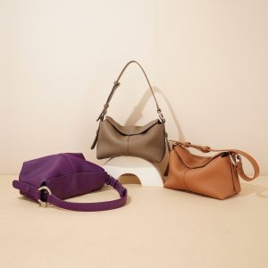 Austin frontbackground handbag shoulderbag crossbody myrtillebrownmilktea 1600x