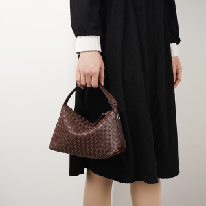 Charlotte frontmodel handbag shoulderbag crossbody chocolate 1222x