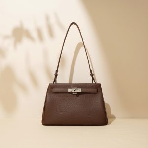 Ashley frontbackground handbag shoulderbag crossbody chocolate 1600x